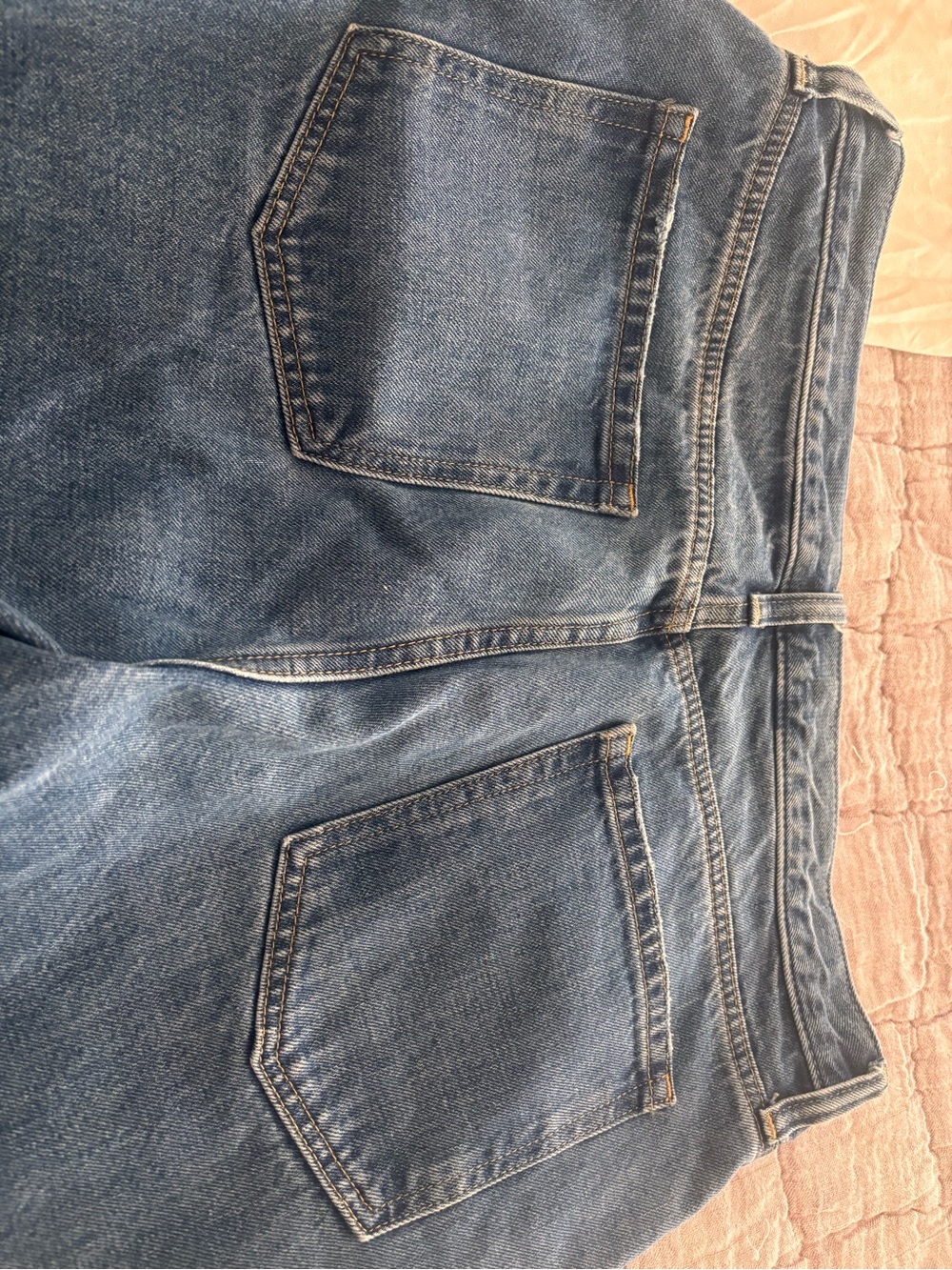 GAP Barrel High Rise Jeans
Size 32 / 14R
Excellent Used Condition - Picture 2 of 7
